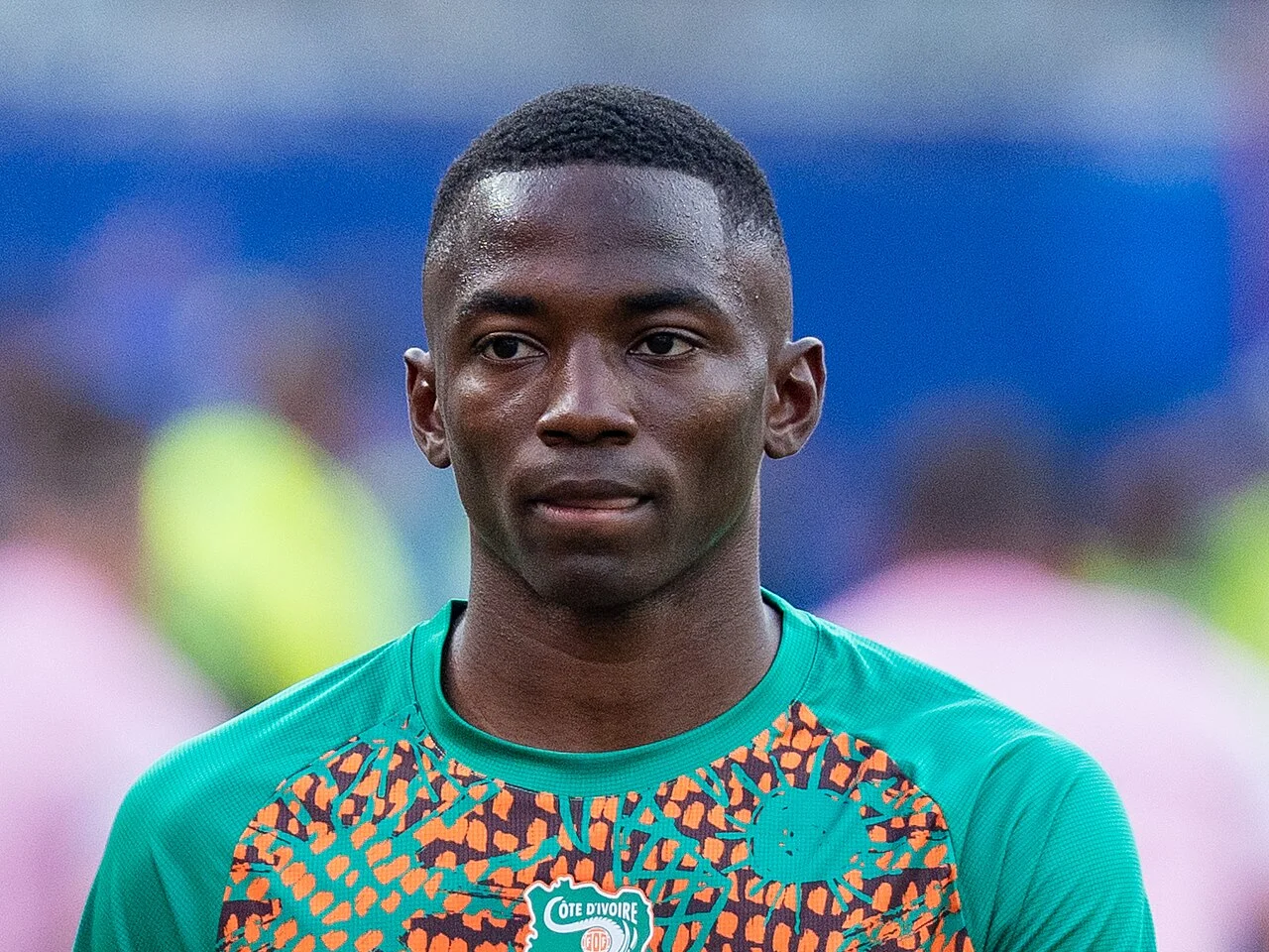 Bazoumana Touré i Elfenbenskustens gröna och orange uppvärmningströja före VM-matchen mot Ecuador i juni 2026